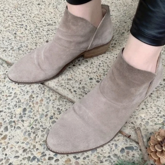 Lucky Brand "Like New"Fahmida Taupe/Fawn Ankle Suede Booties shoes sz 8.5 - Picture 2 of 14